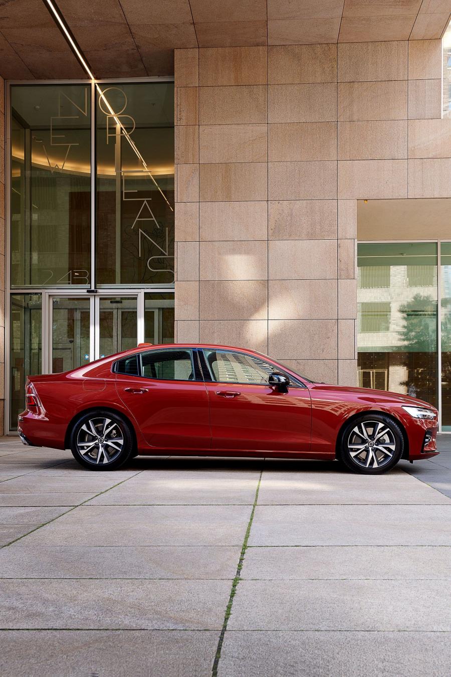  Volvo S60 T5 R-Design 2018 года  (WW) (фото 12 из 24)